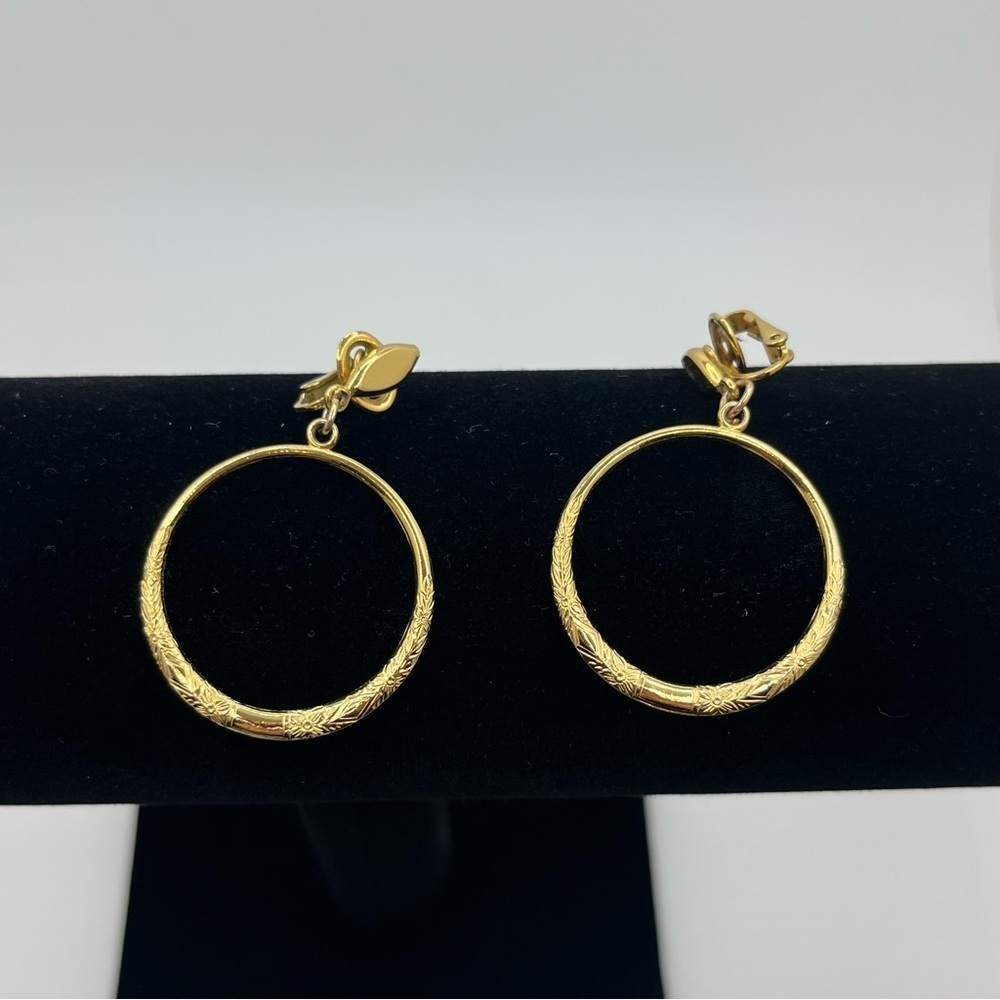Crown Trifari gold tone drop hoop clip on earrings (325)